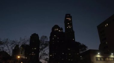 Düşük görüş açısı, Close Up: daire konut blokları geçmiş sokakta araba sürme, daireler, kule bloklar, kurumsal ofis binaları ve modern cam gibi gökdelenler Manhattan downtown geceleri