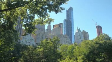 Düşük görüş açısı: Central Park'tan Highrise konut, daire, condominiums, lüks Emlak, ofisler ve Midtown Manhattan, New York City, modern cam gibi gökdelenler bloklarını göster