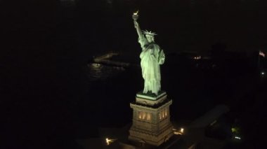 Hava Heli atış yakın kadar uçan dünya görkemli heykel aydınlatıcı Özgürlük Anıtı çevresinde. Karanlıkta parlayan ışıkları ile heykel, özgürlük Ulusal Anıtı New York Liberty Adasında alev aldı.