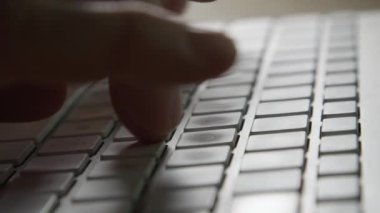 Kadar yakın, Dof: Yazarak, modern kablosuz klavye üzerindeki düğmelere basarak parmak ayrıntı. Tanınmayan işkadını bilgisayarda çalışma. Öğrenci tez yazma üzerinde geliştirici programlama Pc.