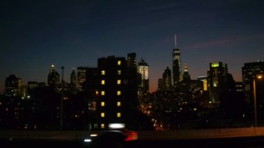 Yakın: karayolu üzerinde Manhattan Köprüsü üzerinden New York City şehir merkezi iş bölgesine doğru gece lüks konut kule bloklar içinde belgili tanımlık geçmiş ünlü cam gibi gökdelenler ile geçmiş sürüş