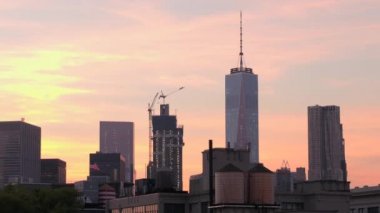 Yakın: New York City, Manhattan Merkez - bir Dünya Ticaret Merkezi, Beekman Tower ikonik tarihi binaların manzarası. Yapım aşamasında lüks daireler tarafından çevrili camsı gökdelen