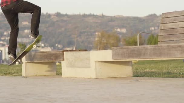 Zpomalený Pohyb Zblízka Dof Pro Skateboardista Skákání Posuvné Dřevěné Lavici — Stock video