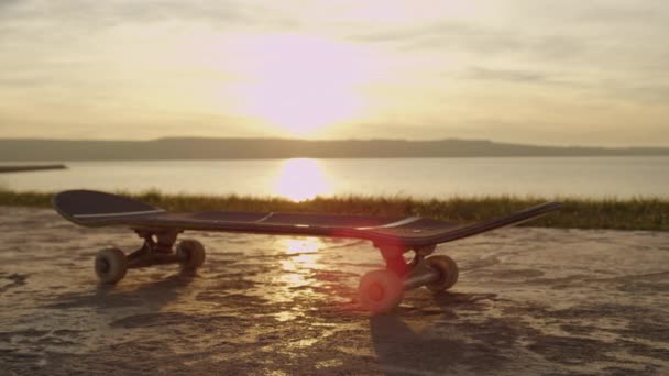 Slowmotion Close Dof Onherkenbaar Mannelijke Skateboarder Sprong Skateboard Begint Zijn — Stockvideo