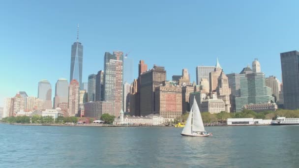 Crociera Skyline Lungo Battery Park Famosi Grattacieli Vetrosi Edifici Storici — Video Stock