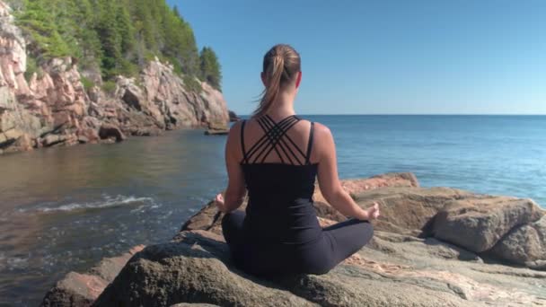 Fechar Jovem Mulher Atraente Meditando Sentado Costa Rochosa Vulcânica Vermelha — Vídeo de Stock