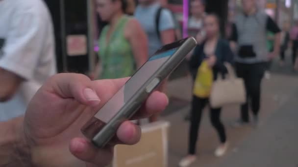 Close Dof Άνθρωπος Στέκεται Στο Δρόμο Κρατώντας Mobilephone Στα Χέρια — Αρχείο Βίντεο