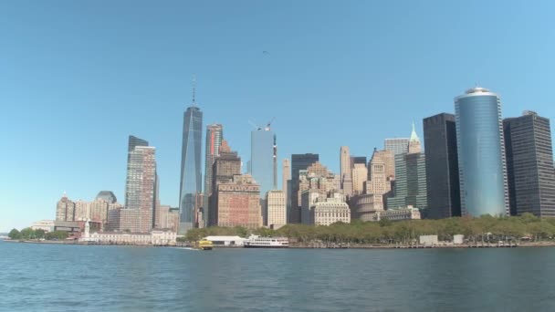 Panorama plavbu po Battery parku, slavný vysoké skleněné mrakodrapy, historických budov a luxusních bytových domech s výhledem na řeku Hudson v sunny New York City Downtown Manhattan