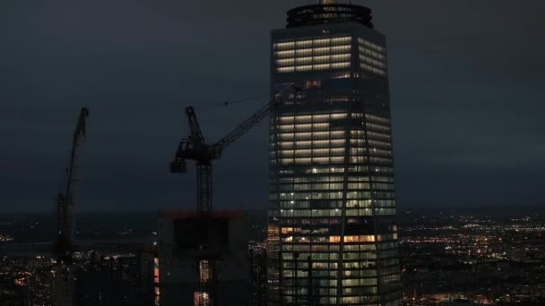 アメリカ合衆国ニューヨーク 2016 航空ヘリ撮影クローズ アップ 建設用クレーンとマンハッタンのダウンタウンで象徴的な つの世界貿易センターの超高層ビルの横に建設中の建物の周りに飛んで — ストック動画