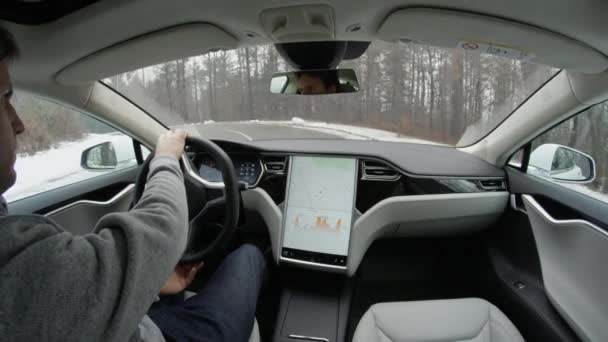 Tesla Autonome Auto Maart 2017 Volwassen Man Het Manoeuvreren Van — Stockvideo