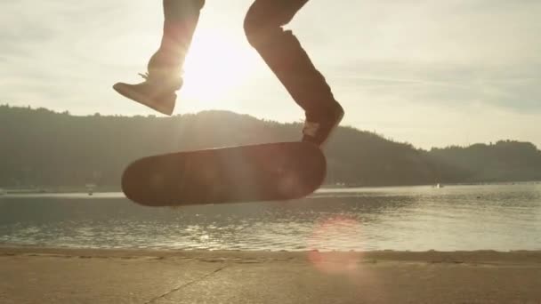 Zeitlupe Nahaufnahme Nicht Wiederzuerkennende Skateboarder Skateboarden Und Springen 360 Grad — Stockvideo