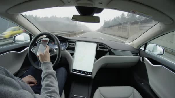 自律車 2017 人間の介入なしで高速道路に悪い天候状態でテスラ モデル 自律車両自動操縦 Selfdriving ドライバーの携帯端末にメールを書く — ストック動画