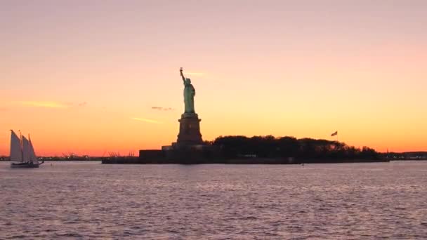 Die Freiheitsstatue Auf Der Freiheitsinsel Hafen Von New York Vor — Stockvideo