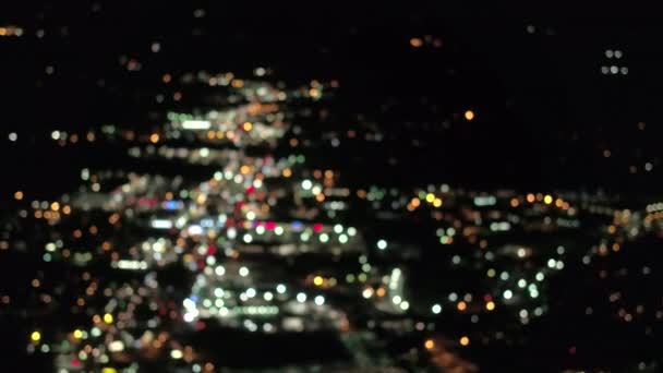 Helikopterschuss Defokussiertes Bokeh Nachts Über Logistikzentrum Beleuchteter Geschäftszone Mit Lebensmittelgeschäften — Stockvideo