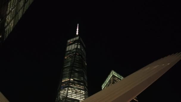 低角度查看 在夜间重建的世界贸易中心建筑群与照明窗户 Supertall 纽约下城市中心商业区著名自由塔 — 图库视频影像