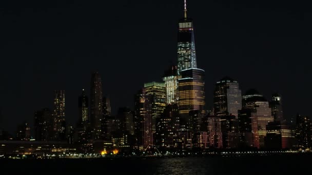 背の高いガラスの高層ビルとマンション魔法ニューヨークのライトで照らされた窓 カラフルなマンハッタンのダウンタウンのビジネスと住宅街の夜に輝く街の明かり — ストック動画