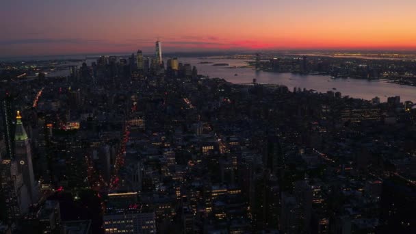 엠파이어 스테이트 뉴욕시의 스카이 라인에서 맨하탄 타운의 비즈니스 조밀한 소통량 — 비디오