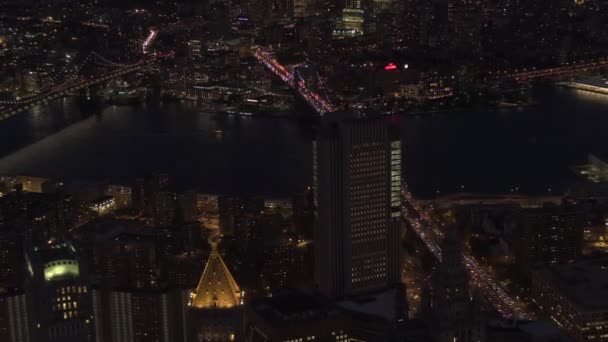 空中直升机射击 没有明显的商标 汽车交通移动横跨标志性的布鲁克林和曼哈顿大桥照亮了在梦幻般的夏日夜晚在纽约市的灯光 上班的人 — 图库视频影像