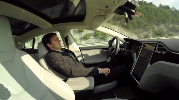 Tesla Autonomous Car Marzec 2017 Biznesmen Spanie Własny Jazdy Kierownicę — Wideo stockowe
