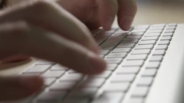Dof 手指打字的细节 按现代无线键盘上的按钮 无法辨认的人黑客攻击电脑 学生在他的 开发者编程上的写作论文 — 图库视频影像