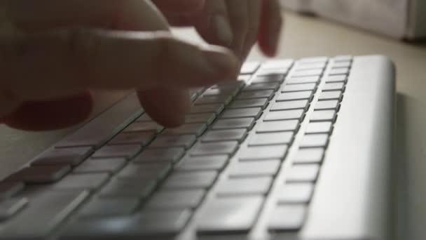 Dof 手指打字的细节 按现代无线键盘上的按钮 无法辨认的人在办公室的电脑上工作 打字和写电子邮件 在互联网上浏览 — 图库视频影像
