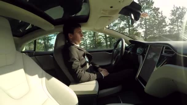 Carro Autônomo Fevereiro 2017 Jovem Empresário Viajando Trabalho Luxo Tesla — Vídeo de Stock