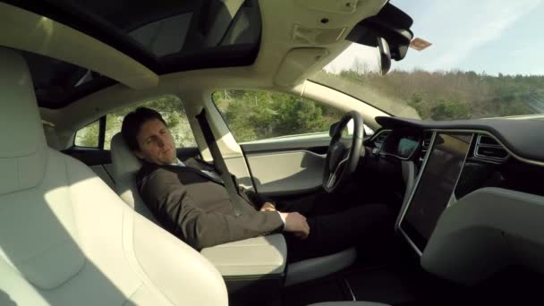 Tesla Autonomes Auto März 2017 Geschäftsmann Schläft Hinter Selbstfahrendem Lenkrad — Stockvideo