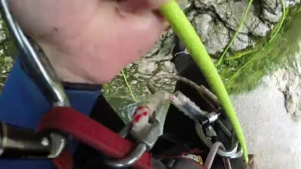 Pov 极端专业登山者下降危险的垂直岩石山墙使用绳索和贝莱装置 无法辨认的人从陡峭的岩石表面跳下 迅速坠入河中 — 图库视频影像