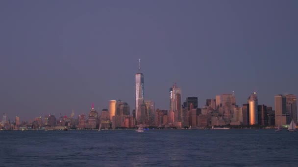 Einspielung Ikonische Zeitgenössische Gläserne Wolkenkratzer Leuchteten Vor Dem Atemberaubenden Lila — Stockvideo