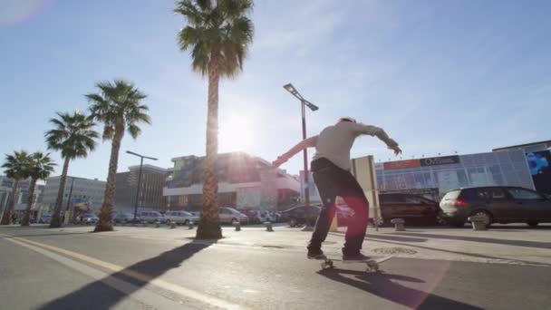 Slowmotion Close Zorgeloos Jonge Skateboarder Rijden Skateboard Langs Palm Tree — Stockvideo
