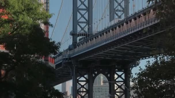 Zoom Lens Fechar Tráfego Auto Estrada Através Manhattan Bridge Belo — Vídeo de Stock