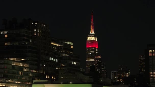 Close Iconic Empire State Building Midtown Manhattan Lighted Coloring Lights — стоковое видео