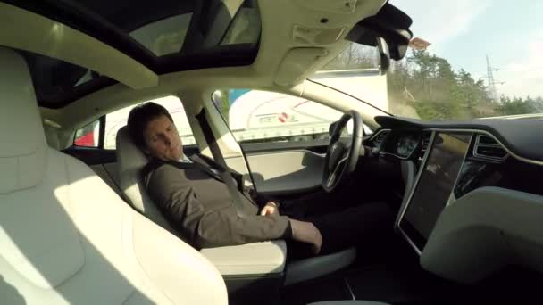 Tesla Autonome Auto Maart 2017 Businessman Slapen Achter Zelf Rijdende — Stockvideo