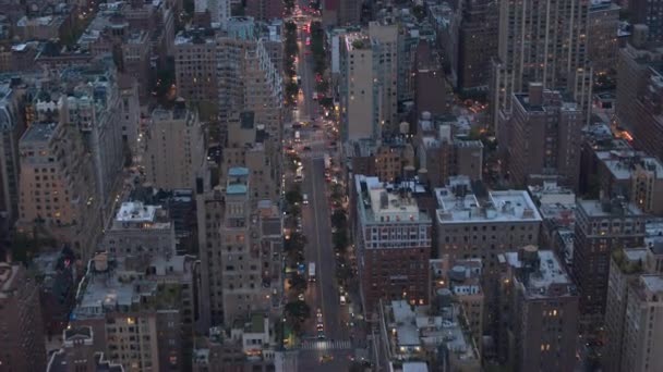 空中直升机射击 在初夏清晨 在纽约市住宅区的低层楼房 高层塔楼 公寓楼和套间的屋顶上空飞行 — 图库视频影像