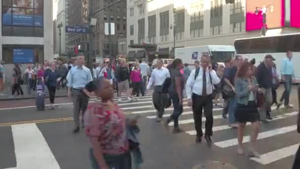 ニューヨーク アメリカ合衆国 Hyperlapse 忙しい ラッシュ時に混雑しているニューヨーク市の通り 観光客や通勤道路を横断する緑色の信号の横断歩道を待っています — ストック動画
