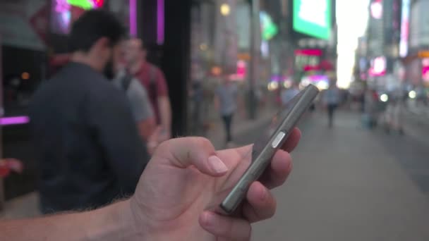 Fermeture Jeune Inconnu Debout Sur Emblématique Times Square Travaillant Sur — Video