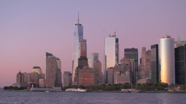 Icónicos Rascacielos Vidriosos Contemporáneos Iluminaron Contra Impresionante Cielo Rosa Púrpura — Vídeos de Stock