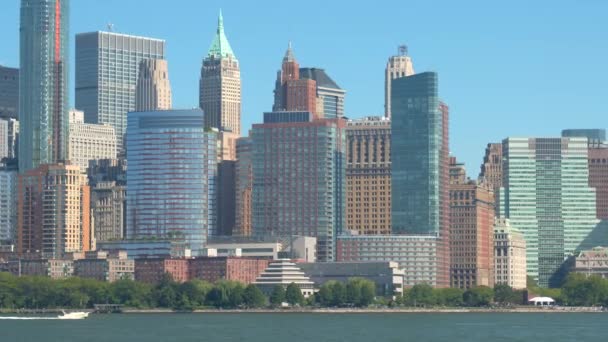 曼哈顿下城商业区的标志性景观 从哈德逊河的有利点 渡轮接送人 游客乘坐游艇俯瞰雄伟的当代摩天大楼 — 图库视频影像