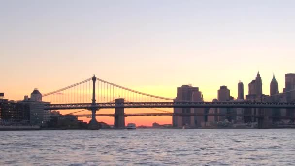 Establishing Shot Silhouette Iconic Manhattan Bridge Brooklyn Bridge Golden Sunset — Stock Video