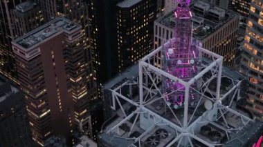 Hava Heli Shot, Close Up: Büyük cam gibi modern mimarisi, uzun boylu lüks konut kınamak çağdaş ofis binalarının ve gökdelenlerin akşam New York Metropolis'te şehir şehir merkezinde
