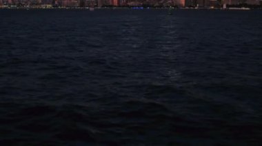 Hava sinema Shot: düşük açılı atış New York şehir manzarası, gece karanlığında ortaya çıkarır. Uçan yüksek güneş battıktan sonra Amerika Birleşik Devletleri'nde Hudson nehirden yükselen Downtown Manhattan Nyc gökdelenler doğru