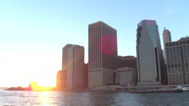Düşük açılı görünümü altın güneş ayarı Downtown Manhattan, Nyc uzun cam gibi gökdelenler arkasında. Çağdaş gökdelenler ve kat mülkiyeti appartment binalar çevresinde yaz gün batımında New York'ta seyir.
