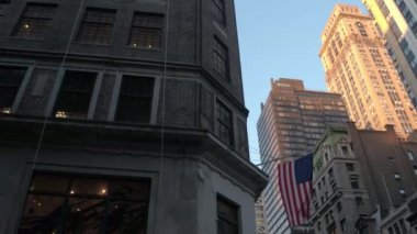 Düşük görüş açısı, Close Up: sokakta geçirerek modern cam gibi gökdelenler, konut, yüksek katlı kule bloklar, condominiums şehir merkezi iş bölgesinde büyük metropolitan şehirde sürüş