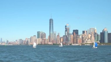 Lüks New York Limanı Yelkenli Tur finans bölgesine manzarası, ünlü landmarked gökdelenler ve arka planda gökyüzünde ulaşan cam gibi devleri ile. Heyecan verici yelken deneyim turist