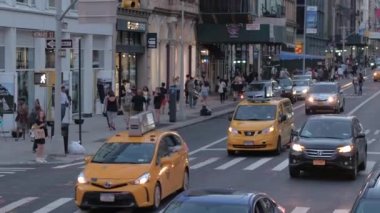New York, ABD - 23 Eylül 2016: Meşgul yerel cadde boyunca kaldırımlar üzerinde yürüyen insanlar geçiş road, kalabalık. Trafik sıkışıklığı New York şehrinin Metropolis'te rush hour sırasında bekleyen sarı taksileri