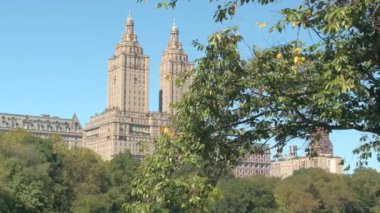 Kadar kapat: San Remo Central Park, New York üzerinden bina konut lüks görünümü. Güzel apartman içinde Manhattan Upper West Lake ve kentsel ortamda yeşil alana bakan Side