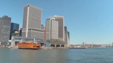 Yakın: Lower Manhattan Doğu ve Hudson Nehri izdiham bulunan Staten Adası Feribot Terminali'ne tekne demirlemiş. New York şehir manzarası ile çağdaş gökdelenler, ofis binaları
