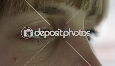 Finansal büyüme, satış istatistikleri ve veri analiz bilgisayar, çoklu sütun grafikler ve satır arasında görev üzerinde yakın kadar makro kadın satış müdürü bildirir. Monitör yansıtan kahverengi gözleri