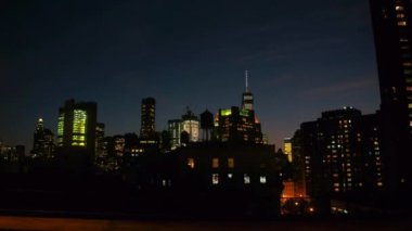 Yakın: nefes kesen çağdaş cam gibi gökdelenler ile bakan meşgul eyaletler arası karayolu üzerinde sürüş windows ve aydınlatılmış Aşağı Manhattan downtown finans bölgesine ünlü Wtc kulede ışıklı