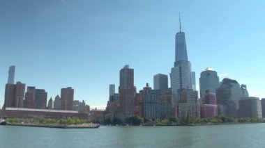 Yakın: Lüks nehir condominium daire binalarla 1 Wtc gökdelen güneşli New York'un Downtown Manhattan Hudson Nehri'ne bakan arka planda. Gezi manzarası cruise Ny